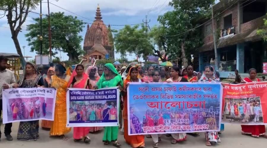 Over 200 safai karamcharis flag corruption, other irregularities & demand to meet CM