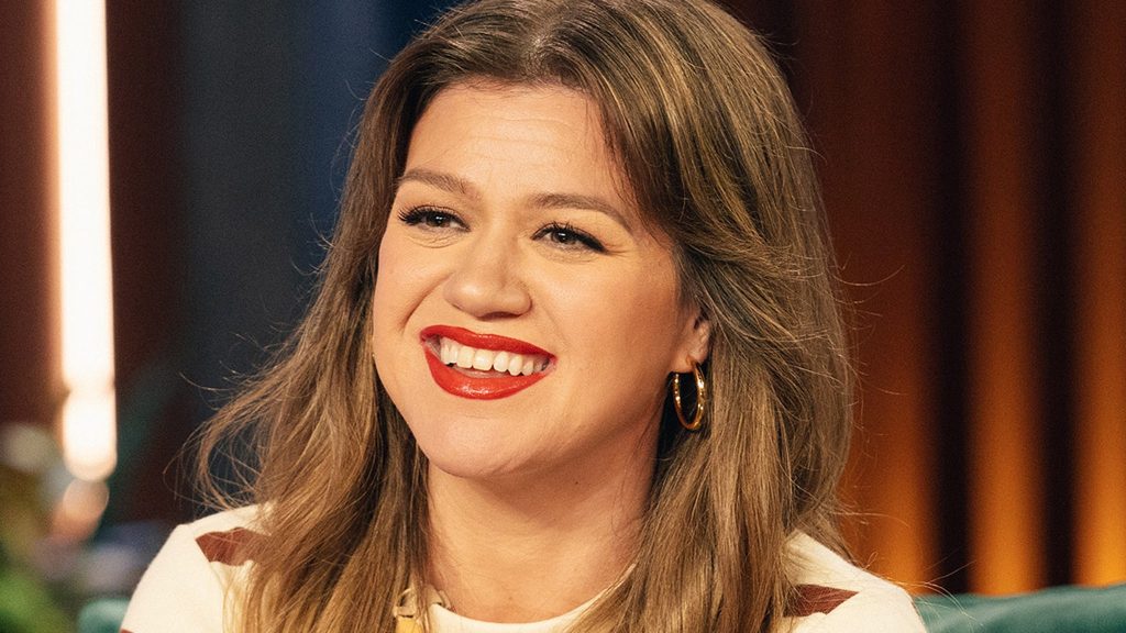 Kelly Clarkson Returns to The Stage After Las Vegas Residency Cancellations