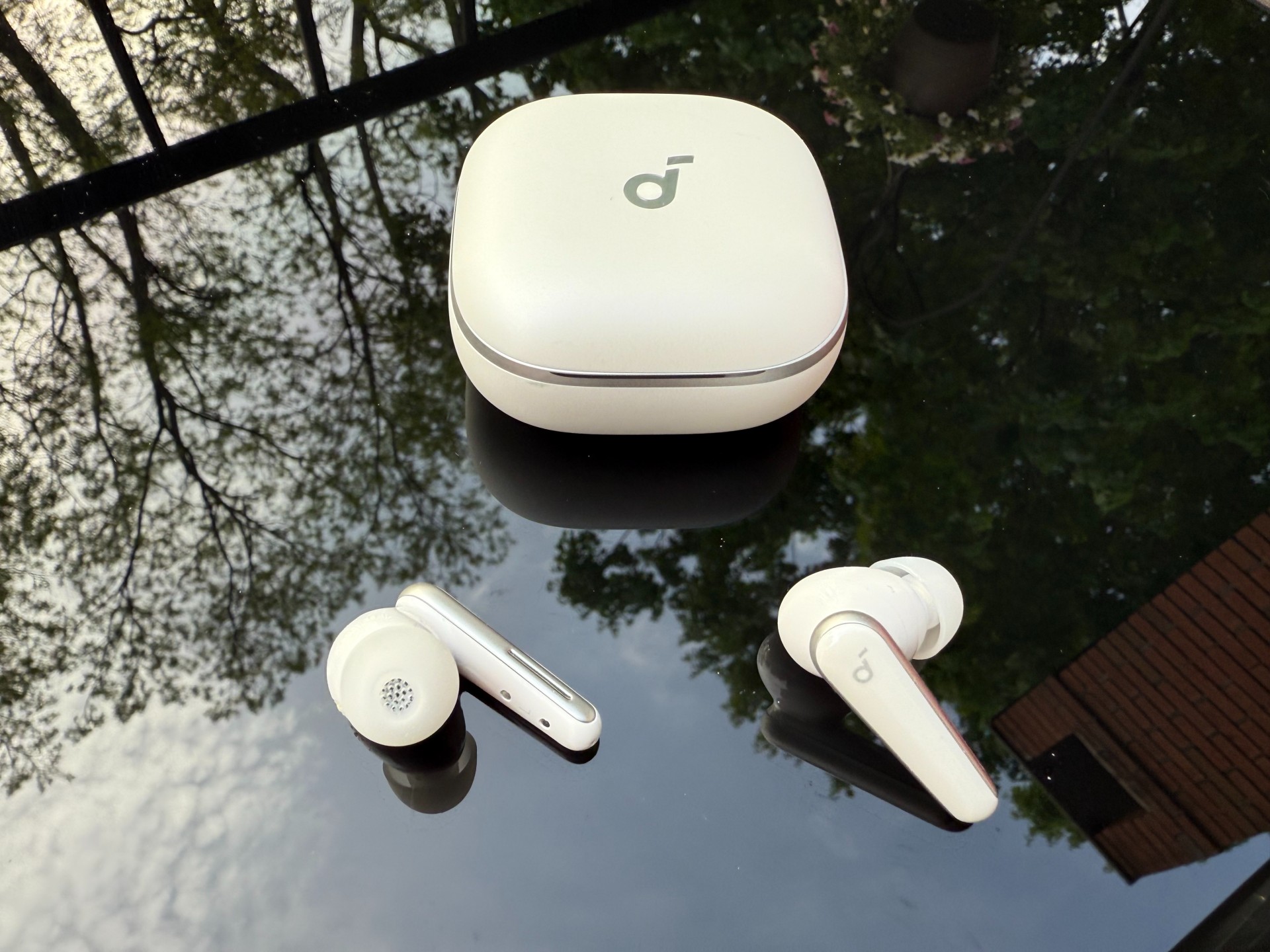 Soundcore-Liberty-5-earbuds-with-closed-case.jpg