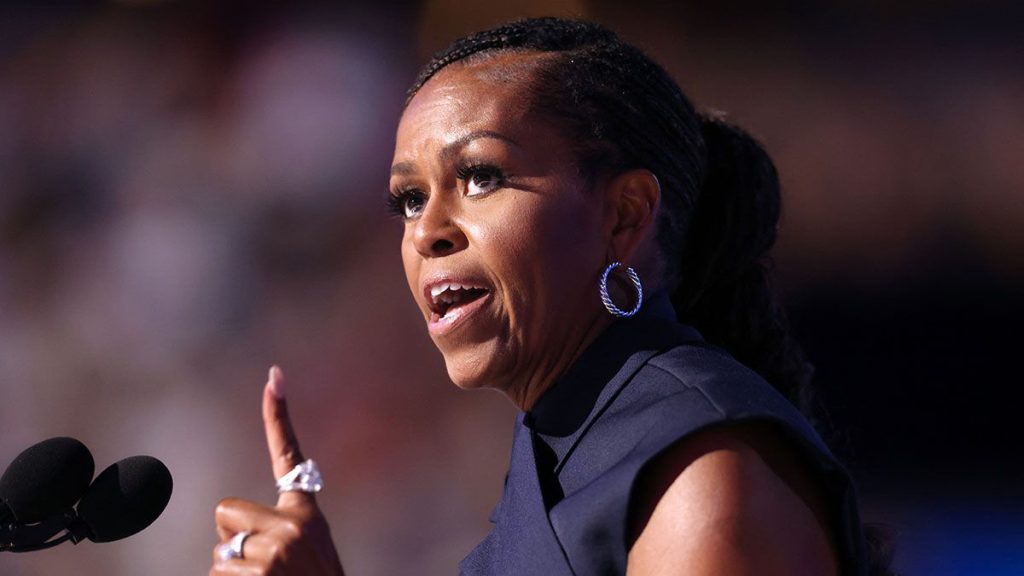 michelle_obama_finger_lectern.jpg
