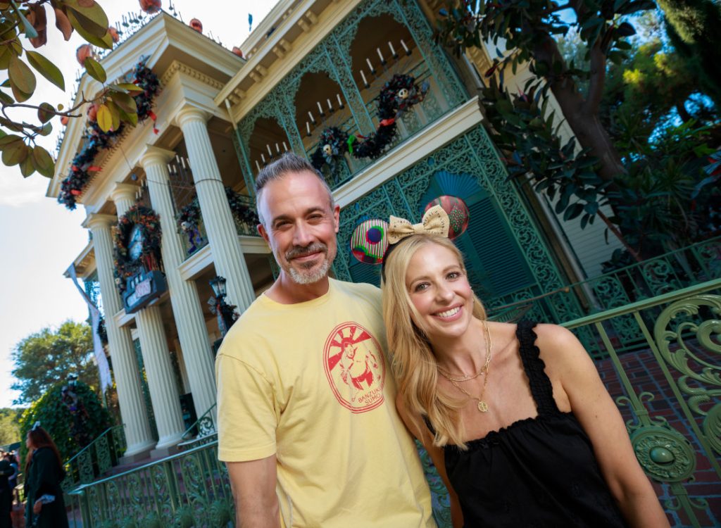 sarah-michelle-gellar-and-freddie-prinze-jr-enjoy-haunted-mansion-holiday-at-the-disneyland-resort.j.jpeg