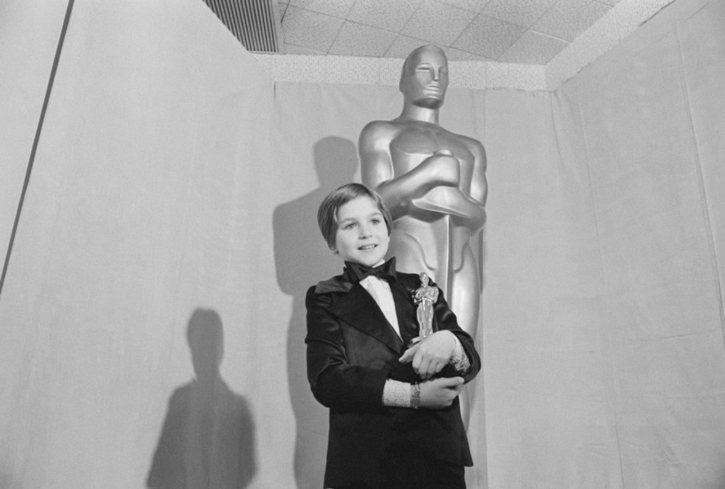 tatum-oneal-holds-the-oscar-she-won-for-working-alongside-her-father-in-the-movie-paper-moon-at-9-ye.jpeg