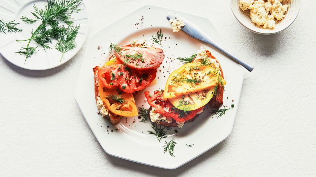 tomato-bleu-cheese-toast_LEDE_V4_060424_1459_VOG_final.jpg
