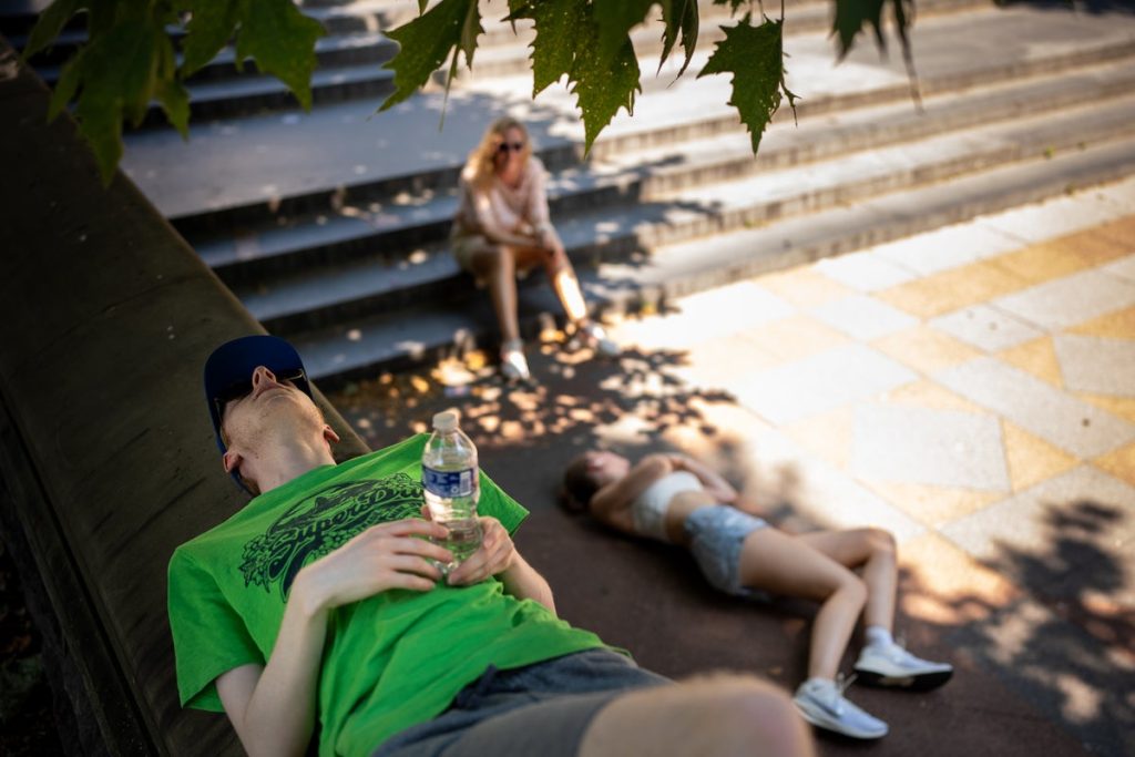 tourists_rest_in_shade_during_heat_wave.jpg